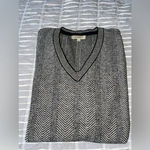 Men’s Burberry V Neck Merino Wool Herringbone Sweater Size Medium